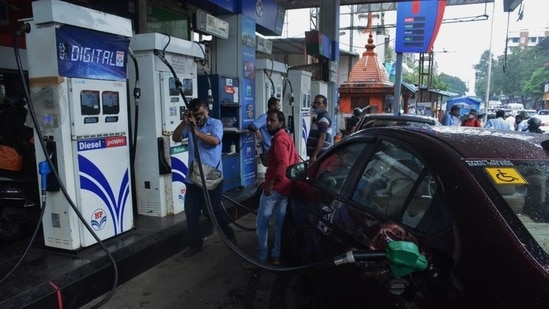Excise duty on petrol and diesel was reduced by <span class='webrupee'>₹</span>10 and petrol by <span class='webrupee'>₹</span>5.(HT Photo)