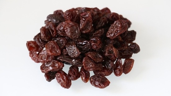 Give your kids 4-5 soaked raisins first thing in the morning.(Pixabay)