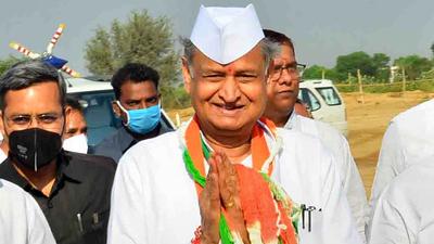 Rajasthan CM Ashok Gehlot in Fatehpur. On Tuesday, he urged Prime Minister Narendra Modi to slash central excise duty by a further ₹10 per litre on petrol and ₹15 per litre on diesel. (PTI/File) Rajasthan CM Ashok Gehlot in Fatehpur. On Tuesday, he urged Prime Minister Narendra Modi to slash central excise duty by a further ₹10 per litre on petrol and ₹15 per litre on diesel. (PTI/File)