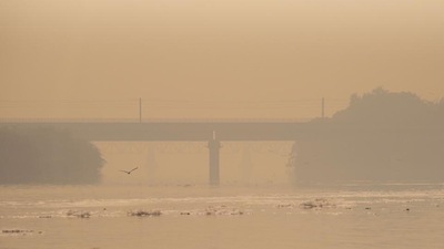 On Monday, the AQI dropped to 390 with wind speeds picking up and the share of stubble fires to Delhi’s PM2.5 pollution dipping to 30%, according to CPCB and Safar data. (Amal KS/Hindustan Times) On Monday, the AQI dropped to 390 with wind speeds picking up and the share of stubble fires to Delhi’s PM2.5 pollution dipping to 30%, according to CPCB and Safar data. (Amal KS/Hindustan Times)