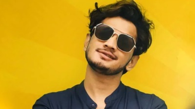 The Supreme Court granted interim bail to comedian Munawar Faruqui, who was accused of hurting religious sentiments by allegedly passing objectionably remarks about Hindu deities during a show. He was arrested by the police in Indore (Twitter: @munawar0018) The Supreme Court granted interim bail to comedian Munawar Faruqui, who was accused of hurting religious sentiments by allegedly passing objectionably remarks about Hindu deities during a show. He was arrested by the police in Indore (Twitter: @munawar0018)