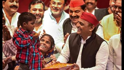 Samajwadi Party (SP) president Akhilesh Yadav celebrates the fifth birthday of Khazanchi, who was born in a bank queue in Kanpur Dehat during the 2016 demonetisation, at the party office in Lucknow. (PTI Photo) Samajwadi Party (SP) president Akhilesh Yadav celebrates the fifth birthday of Khazanchi, who was born in a bank queue in Kanpur Dehat during the 2016 demonetisation, at the party office in Lucknow. (PTI Photo)