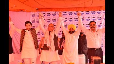 Aam Aadmi Party’s Punjab president Bhagwant Mann and state affairs co-incharge Raghav Chadha with Raman Bahl in Gurdaspur.