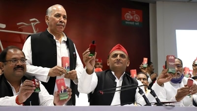 The perfume was distributed among all party leaders and members of the press present on the occasion (Naeem Ansari) The perfume was distributed among all party leaders and members of the press present on the occasion (Naeem Ansari)
