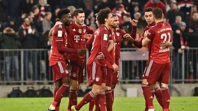 Bayern Munich v SC Freiburg - Allianz Arena, Munich, Germany - Bayern Munich's Robert Lewandowski celebrates scoring their second goal with teammates&nbsp; (REUTERS)