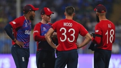 England's captain Eoin Morgan interacts with bowlers Chris Jordan, left, Mark Wood and Moeen Ali, right, during the Cricket Twenty20 World Cup match between England and South Africa in Sharjah, UAE, Saturday, Nov. 6, 2021. (AP)