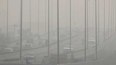 Delhi's air quality on Tuesday plunged back to the 'severe' category, a day after it had improved to 'very poor. (Reuters file photo)