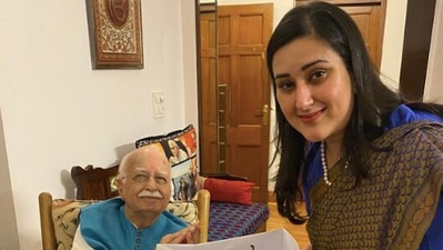 Bansuri Swaraj greeted LK Advani with a chocolate cake on his birthday (Photo: Bansuri Swaraj on Twitter) (Twitter) Bansuri Swaraj greeted LK Advani with a chocolate cake on his birthday (Photo: Bansuri Swaraj on Twitter) (Twitter)