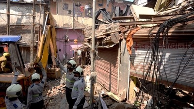 Rescue operation underway in Mumbai's Antop Hill area on Tuesday. &nbsp; (Satish Bate/HT Photo)