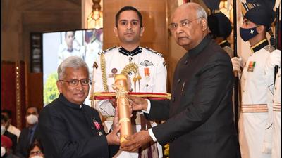 Prof Digambar Behera, former dean (research) and head of pulmonary medicine department of the PGIMER, receives the Padma Shri award from President Ram Nath Kovind at the Rashtrapati Bhawan on Monday. (HT Photo) Prof Digambar Behera, former dean (research) and head of pulmonary medicine department of the PGIMER, receives the Padma Shri award from President Ram Nath Kovind at the Rashtrapati Bhawan on Monday. (HT Photo)