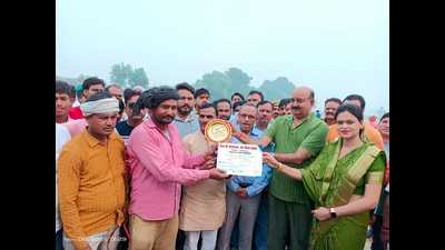 Winner of the horse race being awarded a prize during the Bateshwar fair. (HT) Winner of the horse race being awarded a prize during the Bateshwar fair. (HT)