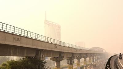 Heavy smog near CyberHub on Tuesday morning as the minimum temperature continued to crop amid high levels of pollution continuing in Gurugram. (Vipin Kumar /HT PHOTO) Heavy smog near CyberHub on Tuesday morning as the minimum temperature continued to crop amid high levels of pollution continuing in Gurugram. (Vipin Kumar /HT PHOTO)