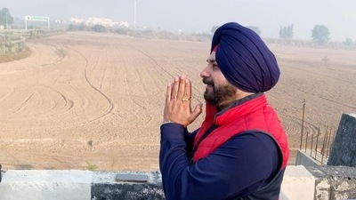 Punjab Congress chief Navjot Singh Sidhu praying at Darshan Asthan along zero line in Gurdaspur district with the historic Gurdwara Darbar Sahib in Pakistan in the backdrop on Tuesday, the second anniversary of the opening of the Kartarpur Corridor. (Sameer Sehgal/HT) Punjab Congress chief Navjot Singh Sidhu praying at Darshan Asthan along zero line in Gurdaspur district with the historic Gurdwara Darbar Sahib in Pakistan in the backdrop on Tuesday, the second anniversary of the opening of the Kartarpur Corridor. (Sameer Sehgal/HT)