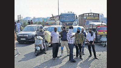While winding traffic jams were seen on all roads connected to Samrala Chowk in Ludhiana, the police force posed as a mute spectator. (Harsimar Pal Singh/HT) While winding traffic jams were seen on all roads connected to Samrala Chowk in Ludhiana, the police force posed as a mute spectator. (Harsimar Pal Singh/HT)