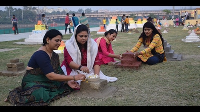 Women making preparations for the Chhath puja in Lucknow on Tuesday. The authorities is ensuring proper arrangements for the festival. (Deepak Gupta/ht photo) Women making preparations for the Chhath puja in Lucknow on Tuesday. The authorities is ensuring proper arrangements for the festival. (Deepak Gupta/ht photo)