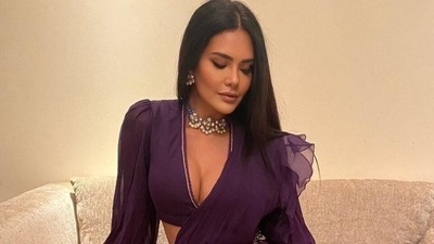 Esha Gupta throwing punches in intense boxing video is the workout inspiration we need today Esha Gupta throwing punches in intense boxing video is the workout inspiration we need today