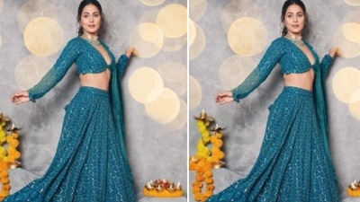 Hina accessorised her look with a statement silver and blue choker from the house of Kohar. (Instagram/@realhinakhan)