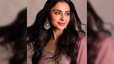The festive season is over but seems like Rakul Preet doesn't want to get rid of her festive outfits. (Instagram/@rakulpreet)