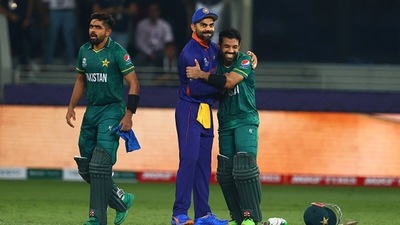 India captain Virat Kohli with Mohammad Rizwan and Babar Azam.&nbsp; (Getty)