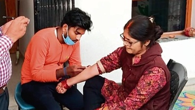 Health officials collect blood samples from residents in Kanpur to test for Zika virus. (HT Photo) Health officials collect blood samples from residents in Kanpur to test for Zika virus. (HT Photo)