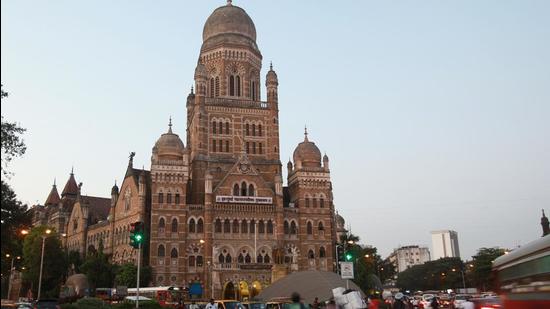 Officials from the election department of BMC said citizens in Mumbai can register their names on http://www.nvsp.in and http://www.ceo.maharashtra.nic.in and call the toll-free number 1950 for inquiries. (HT FILE)