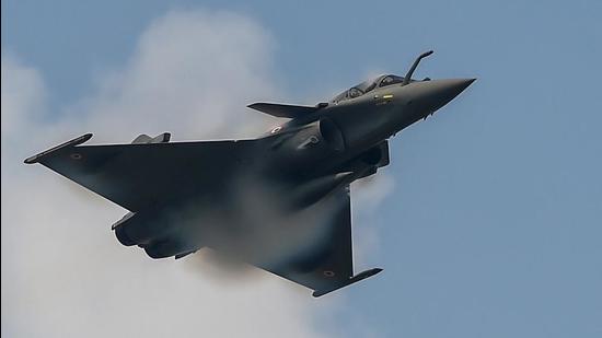 Indian Air Force fighter jet Rafale during a rehearsal for the 89th Air Force Day parade at Hindan base in Ghaziabad on October 6, 2021. (PTI)