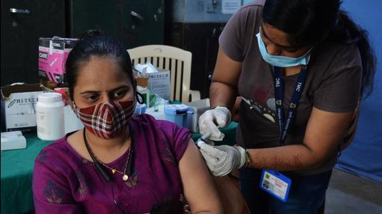 A person gets vaccinated against Covid-19 in Tembhi Naka, Thane, Maharashtra. The Thane Municipal Corporation has declared salaries of its employees who haven’t been vaccinated at all against Covid-19 will soon be put on hold until they get jabbed. (HT photo)