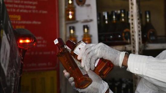 During 2020-21, the Telangana government had earned <span class='webrupee'>₹</span>27,888 crore from liquor in the form of state excise and licence fee. (HT file photo)