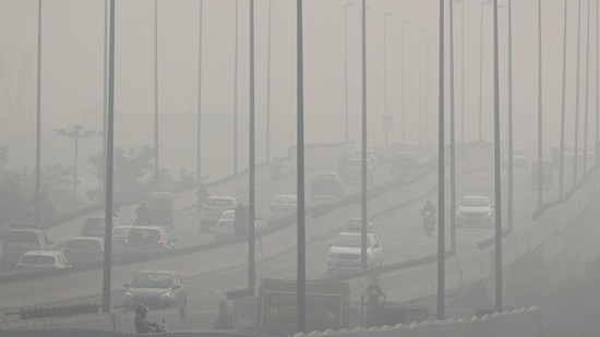 Delhi's air quality on Tuesday plunged back to the 'severe' category, a day after it had improved to 'very poor.(Reuters file photo)