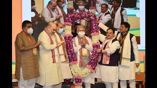 Prime Minister Narendra Modi being felicitated by Union ministers and party leaders Nitin Gadkari, Amit Shah, Rajnath Singh, J P Nadda and Piyush Goyal at the national executive meeting, New Delhi, November 7, 2021 (HTPHOTO)