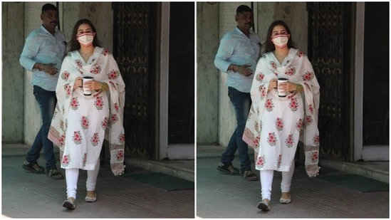 Sara left her straight tresses open as she posed for the cameras.(HT Photos/Varinder Chawla)