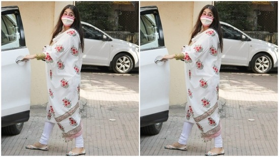 All masked up, Sara was clicked getting into the car.(HT Photos/Varinder Chawla)