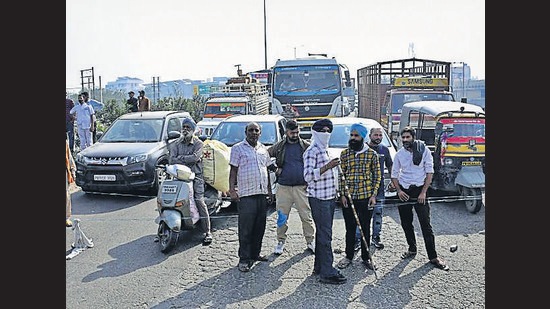 While winding traffic jams were seen on all roads connected to Samrala Chowk in Ludhiana, the police force posed as a mute spectator. (Harsimar Pal Singh/HT)
