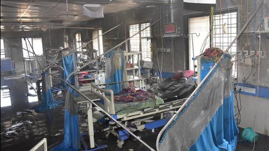Eleven elderly patients died in the blaze at the intensive care unit (ICU) of the Ahmednagar Civil hospital on Saturday. Besides the 20 PMC-run hospitals, 15 maternity homes, five Covid-19 hospitals and 51 OPD clinics and health centres, have been found to be lacking basic fire safety systems being in place. (HT FILE )