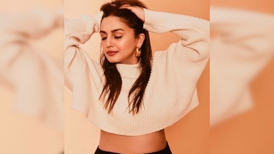 Huma Quereshi kept her makeup simple and opted for a fall brown lip shade and bronzed cheeks to compliment her look.(Instagram/@iamhumaq)