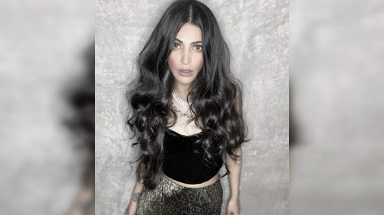 From sarees to fancy red carpet gowns, Shruti Haasan can slay in any outfit she dons.(Instagram/@shrutzhaasan)