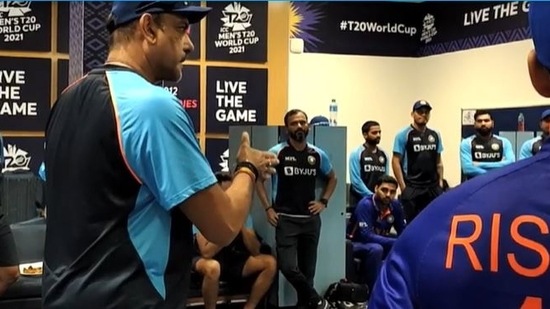 Ravi Shastri addressing the Indian players on his last day as India head coach