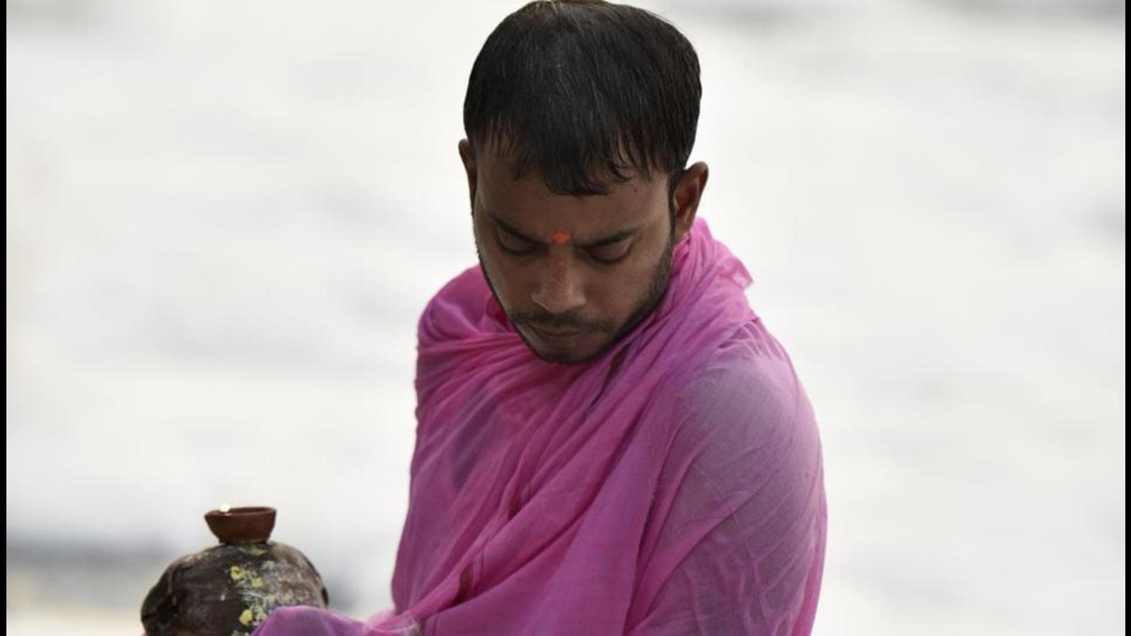 Noida: Devotees wade into frothy waters of Yamuna river for Chhath rituals