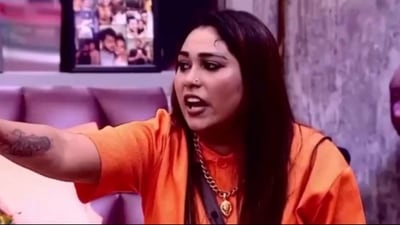 Bigg Boss 15 contestant Afsana Khan tries to hurt herself with a knife. Bigg Boss 15 contestant Afsana Khan tries to hurt herself with a knife.