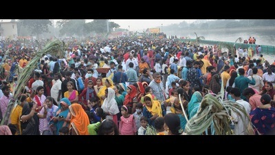 A large crowd of people at a ghat on Chhath in Lucknow on Wednesday. (Deepak Gupta/ht) A large crowd of people at a ghat on Chhath in Lucknow on Wednesday. (Deepak Gupta/ht)