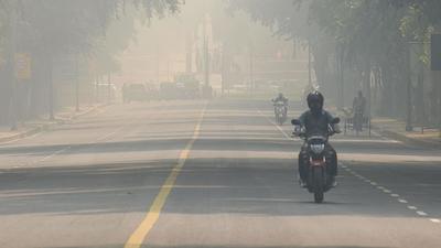 Teen Murti Marg in Delhi shrouded in a haze of pollution earlier this week. (Sanchit Khanna/HT Photo)