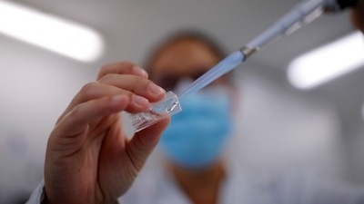 A researcher manipulates proteins in a laboratory as part of a project to develop a Covid-19 nasal spray vaccine that could protect against the coronavirus disease. (File Photo / REUTERS) A researcher manipulates proteins in a laboratory as part of a project to develop a Covid-19 nasal spray vaccine that could protect against the coronavirus disease. (File Photo / REUTERS)