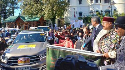 State tourism minister Satpal Maharaj flagging off the Hoossein memorial rally in Mussoorie on Wednesday. (HT PHOTO.)