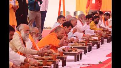 ChiefmMinister Yogi Aditya Nath having food with saints, priests and cabinet colleagues in Mathura on Wednesday. (HT photo)