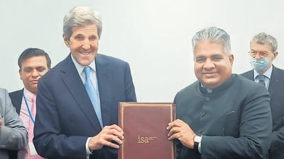 Union minister Bhupender Yadav (right) and US climate envoy John Kerry at COP26 on Wednesday. The US became the 101st member of International Solar Alliance. (HT photo) Union minister Bhupender Yadav (right) and US climate envoy John Kerry at COP26 on Wednesday. The US became the 101st member of International Solar Alliance. (HT photo)