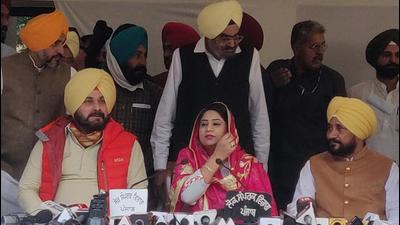 Former AAP MLA Rupinder Kaur Ruby (centre) flanked by Punjab Congress president Navjot Singh Sidhu (left) and chief minister Charanjit Singh Channi (right) after being inducted into the Congress in Chandigarh on Wednesday. (HT Photo)