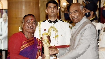 President Ram Nath Kovind presents the Padma Shri Award to Matha B. Manjamma Jogati, at Rashtrapati Bhavan. (ANI)