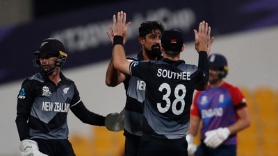 Cricket - ICC Men's T20 World Cup - Super 12 - Semi-Final - England v New Zealand - Sheikh Zayed Cricket Stadium, Abu Dhabi, United Arab Emirates - November 10, 2021 New Zealand's Ish Sodhi celebrates with Tim Southee after taking the wicket of England's Jos Buttler REUTERS/Hamad I Mohammed (REUTERS)