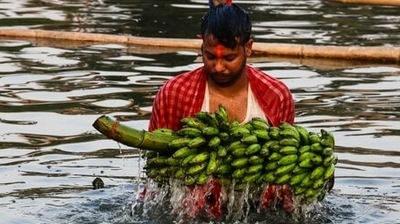 A devotee offers prayers to the Sun God in a pond during the Hindu festival of Chhath, in Kolkata, on November 10, 2021.&nbsp; (AP Photo/Bikas Das)