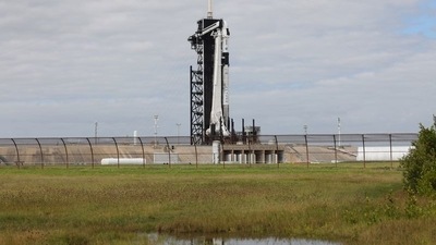 A SpaceX Falcon 9 rocket stands on the launch pad as it is prepared for launch to the International Space Station at the Kennedy Space Center in Cape Canaveral, Florida, U.S. November 9, 2021.&nbsp;&nbsp;(REUTERS/Thom Baur)